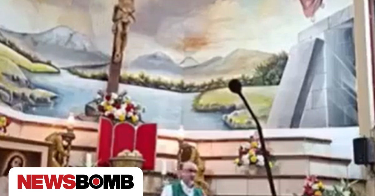 Photo : Newsbomb Équateur : un prêtre tué par la chute d'un crucifix en direct