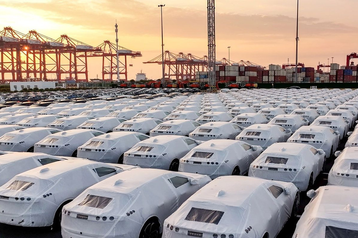 https://img.bbmd.gr/img/1200/900/90/2025/12/06/f8529a3b-china-kina-ship-port-limani-firstclasstravelthefirstconsignmentofzeekr001luxuryshootingbrakesisonitswaytoeurope-5.jpg?t=CBwhIuaFdPSNr-MkPx9f7Q
