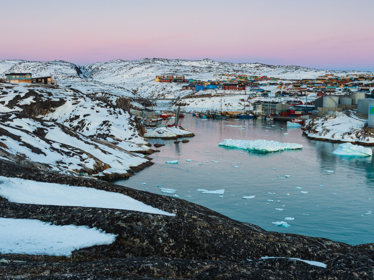 https://img.bbmd.gr/img/1200/900/90/2026/01/18/d0701135-ilulissat-denmark-may-08-2014-morning-light-ilulissat-harbor-greenland.jpg?t=Ndiu9-l5mda6fr7JBcpvmA