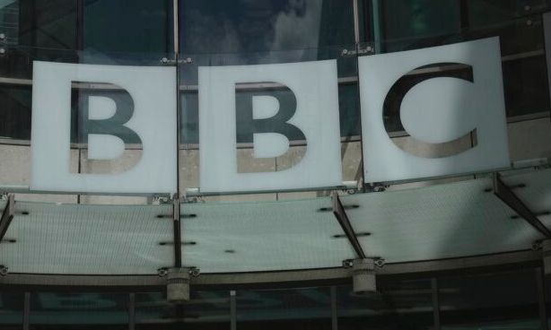 «Πρωτοφανής πρόκληση» η επιβίωση και για το BBC - Μειώθηκαν τα έσοδά του κατά ένα δισ. λίρες