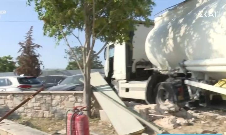 Μενίδι: Βυτιοφόρο «καρφώθηκε» σε μάντρα αυτοκινήτων - Στο νοσοκομείο ένας τραυματίας
