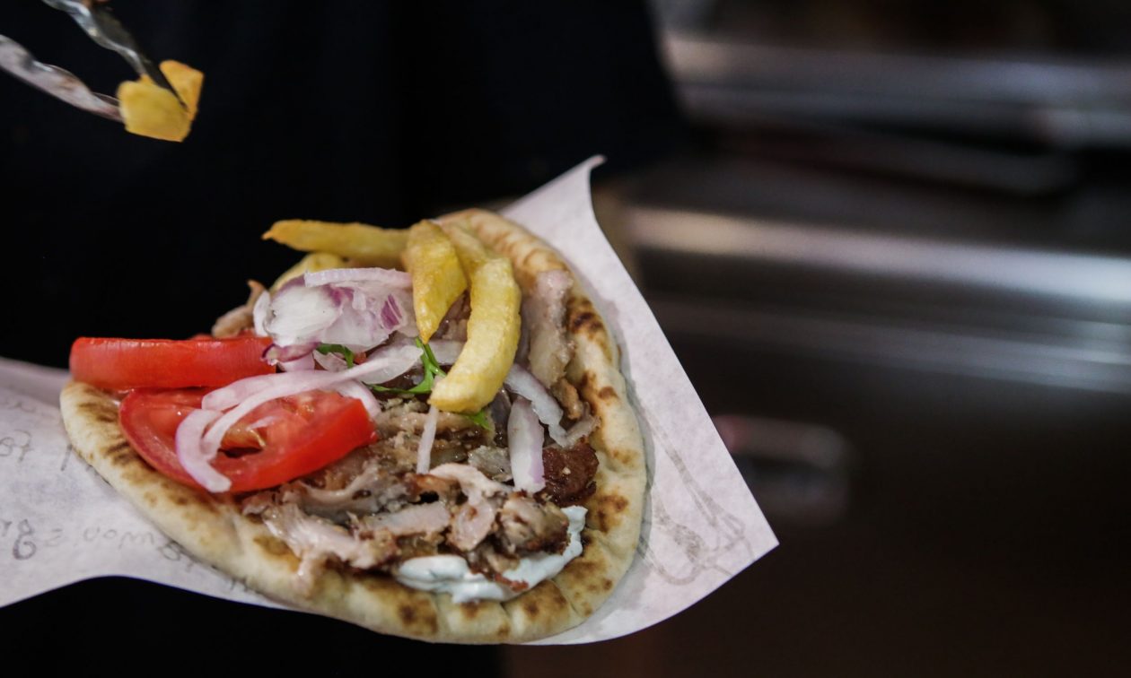 Η ακρίβεια «τρώει» το σουβλάκι - Από 3,50 έως 5 ευρώ η τιμή για ένα τυλιχτό