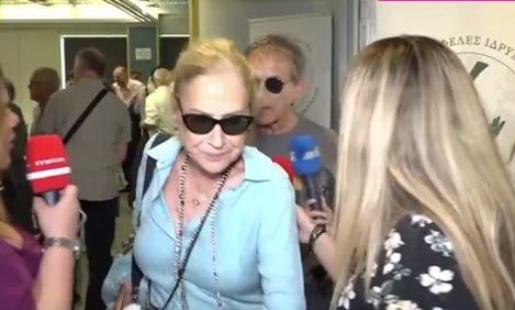 Γιώργος Νταλάρας: Η αμήχανη στιγμή που η σύζυγός του τον απομακρύνει από τις κάμερες - Βίντεο