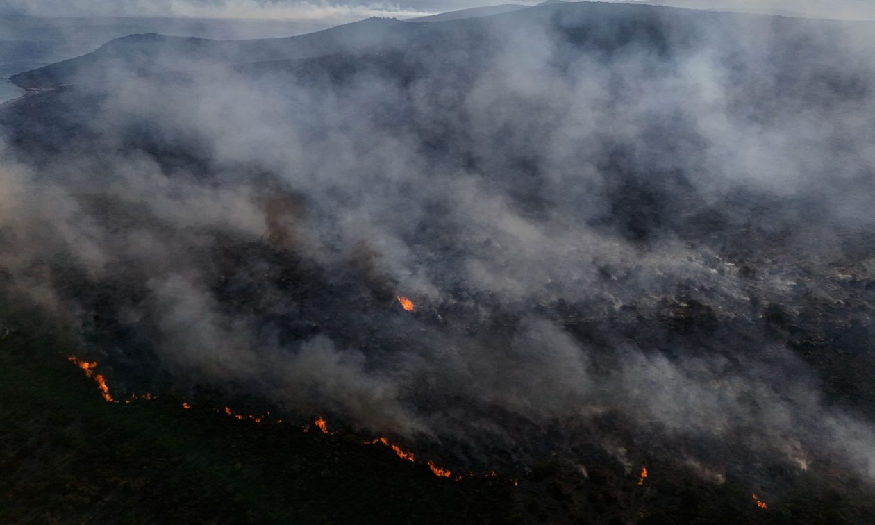 Σμύρνη: Δύο οι νεκροί από τις πυρκαγιές – Οργάνωση ανέλαβε την ευθύνη για «δεκάδες εμπρησμούς»