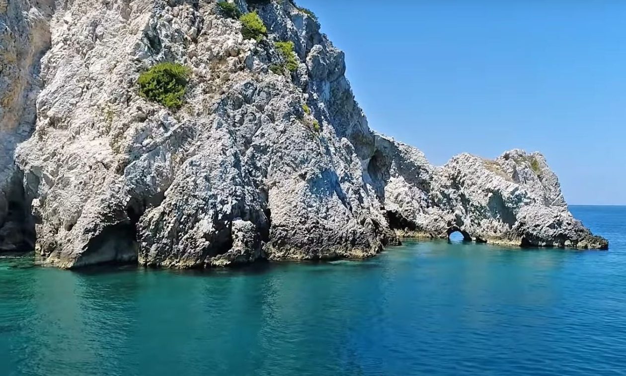X-Beach: Η μαγευτική παραλία κοντά στην Αθήνα με το μυστηριώδες όνομα