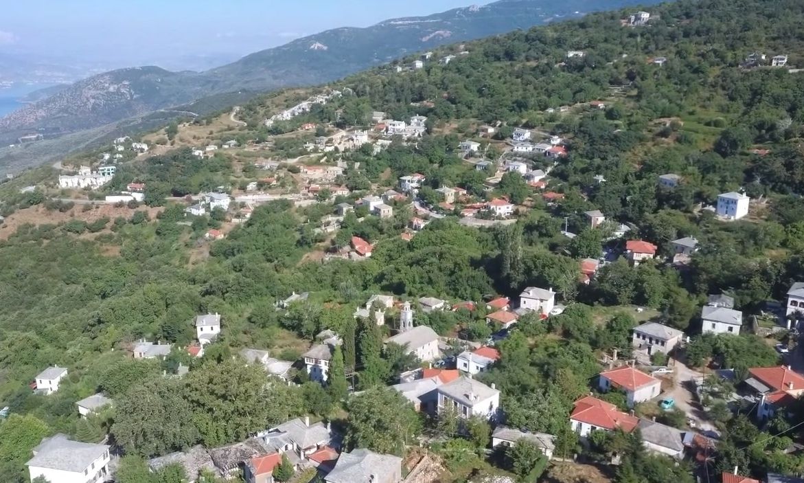 Αυτό είναι το χωριό της Μαγνησίας που βρίσκεται ανάμεσα σε δυο ράχες