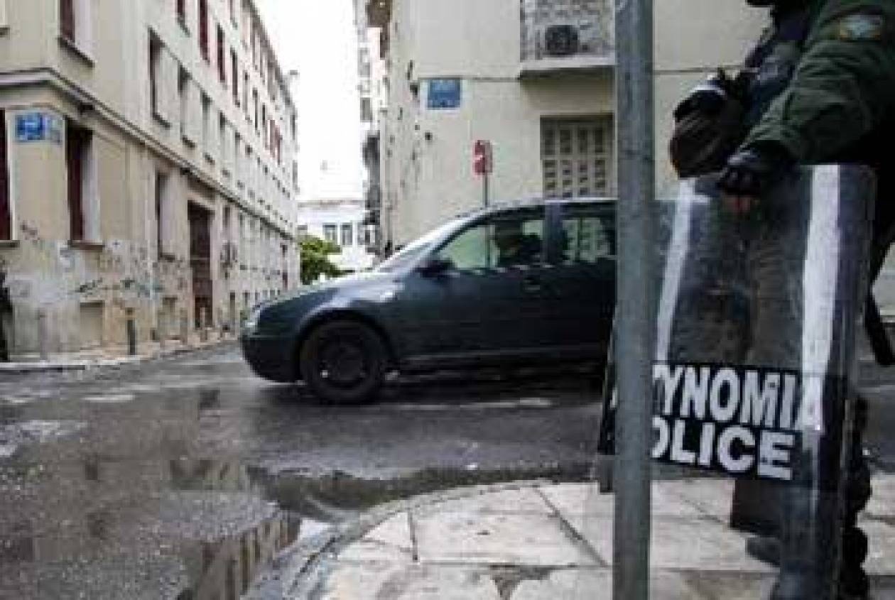 Πέτρες και ξύλα κατά αστυνομικού