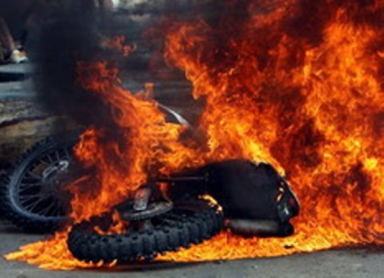 Εμπρησμός μηχανής στο Περιστέρι