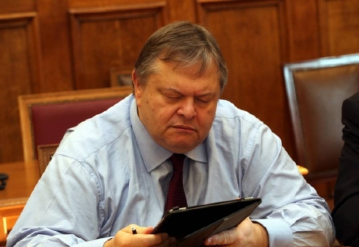 Η τρόικα «αδειάζει» ξανά τον Βενιζέλο