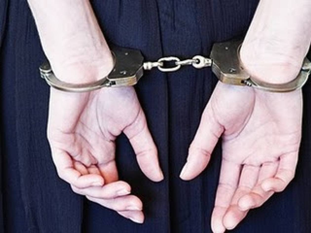 «Χειροπέδες» στα χέρια 64χρονης