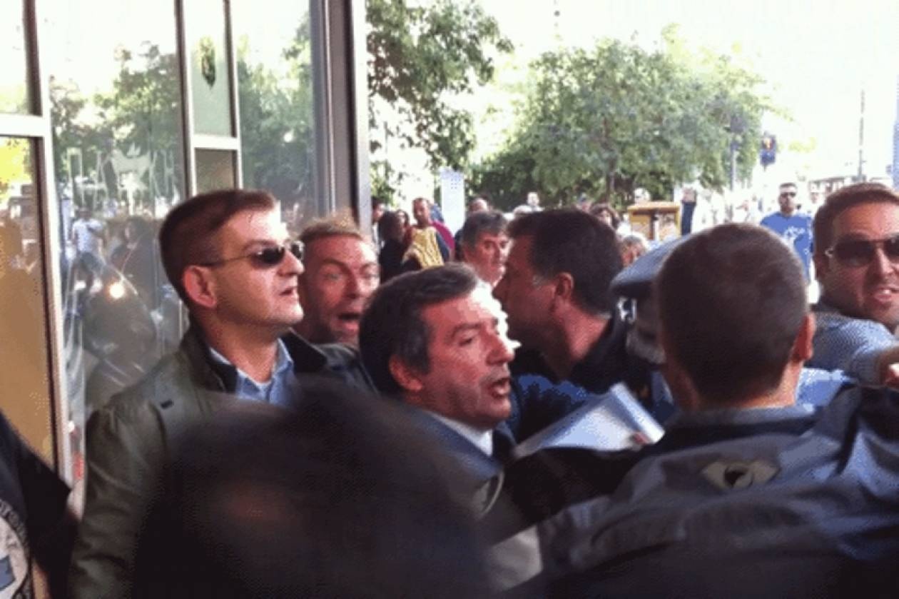 Προπηλάκισαν τον Καμίνη έξω από την ΚΕΔΚΕ