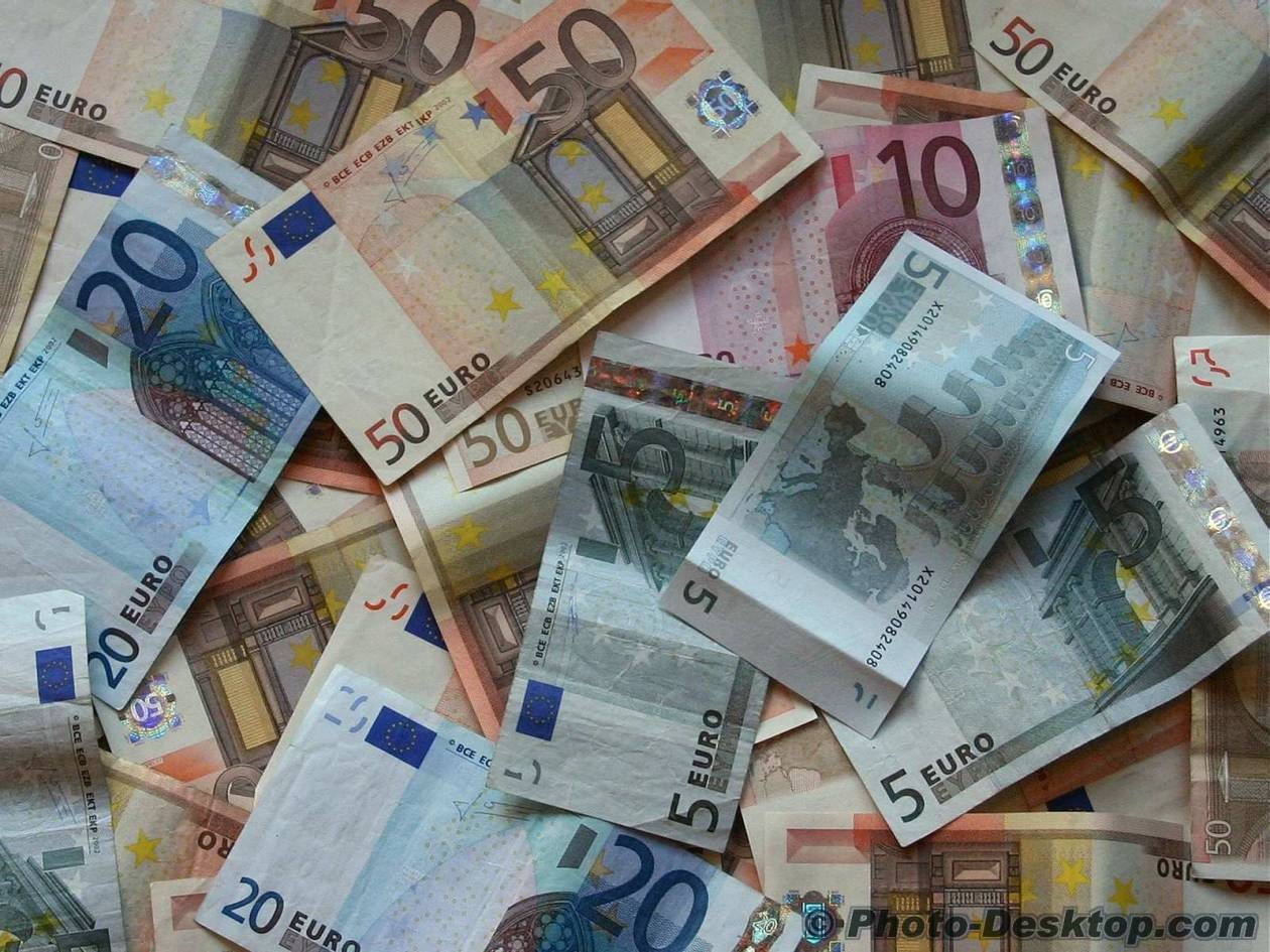 Βρήκε στο δρόμο 1600 ευρώ και τα παρέδωσε !