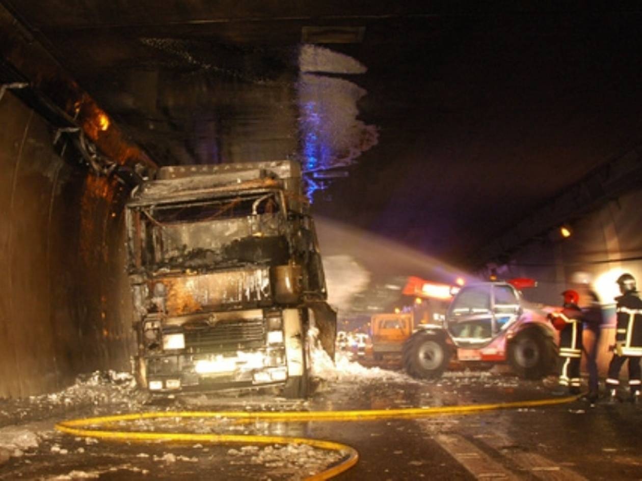 Πήρε φωτιά εν κινήσει φορτηγό στην Εγνατία