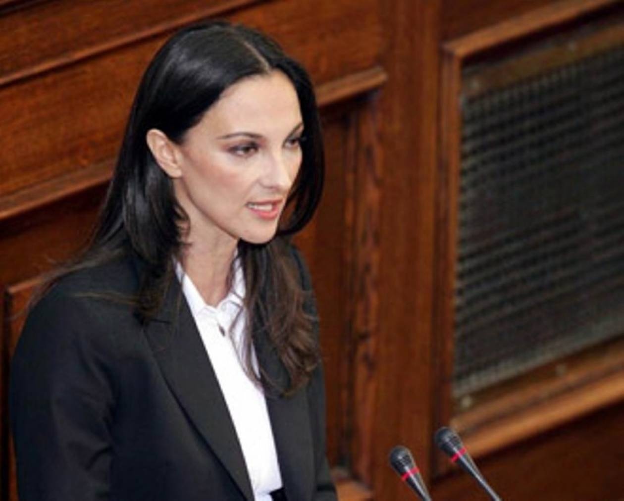 Στη Βουλή η Έλενα Κουντουρά