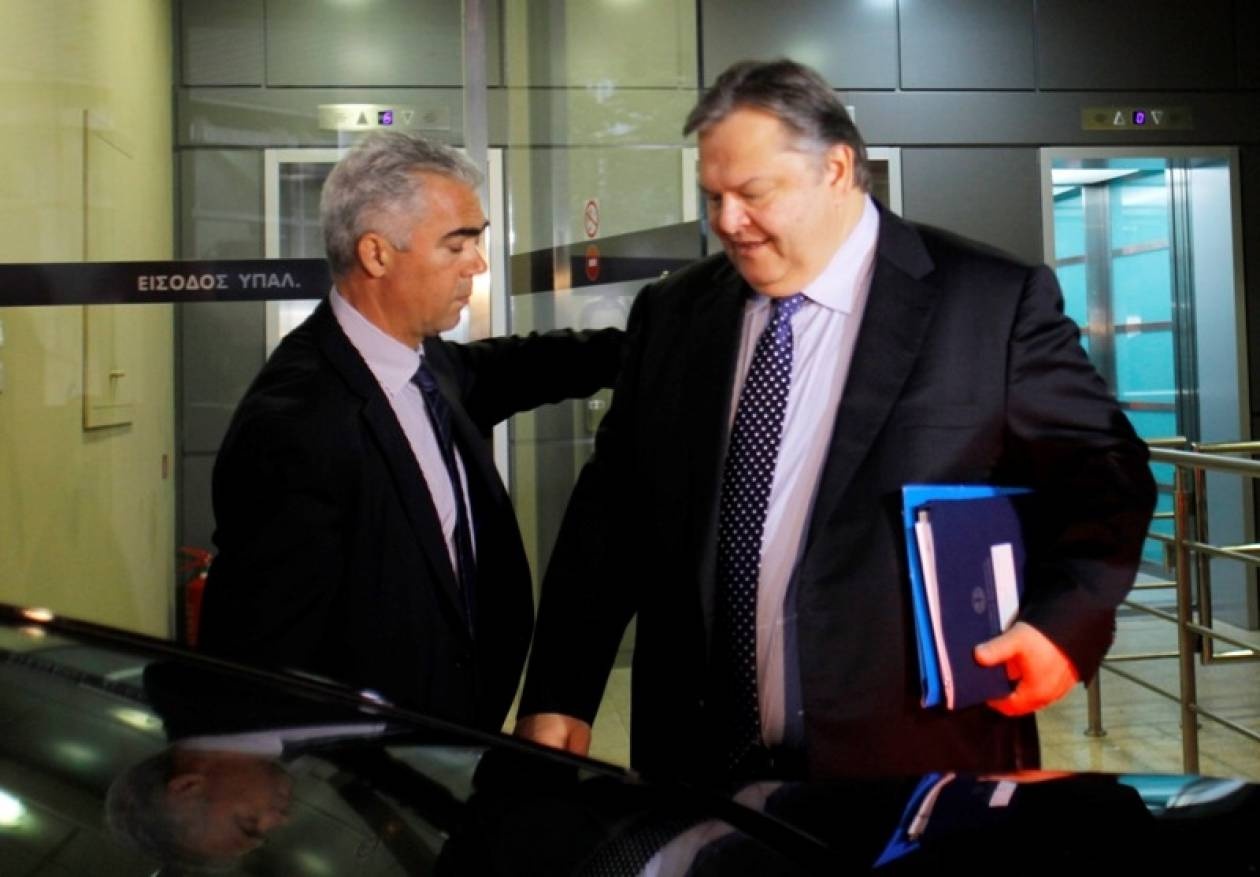 Τρόικα: Υπογράψτε για να πάρετε τη δόση