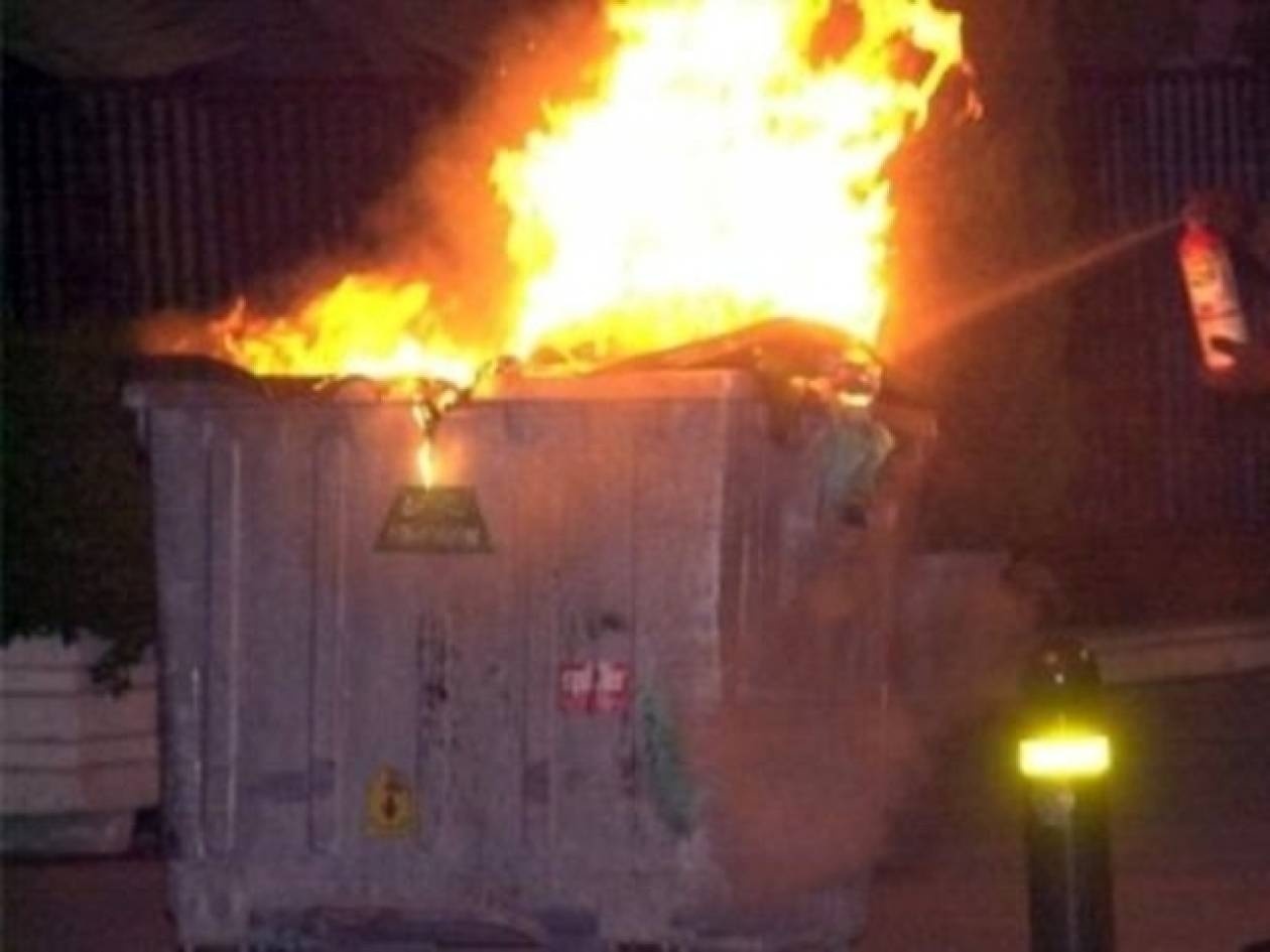 Έβαζαν φωτιές σε κάδους στη Λάρισα