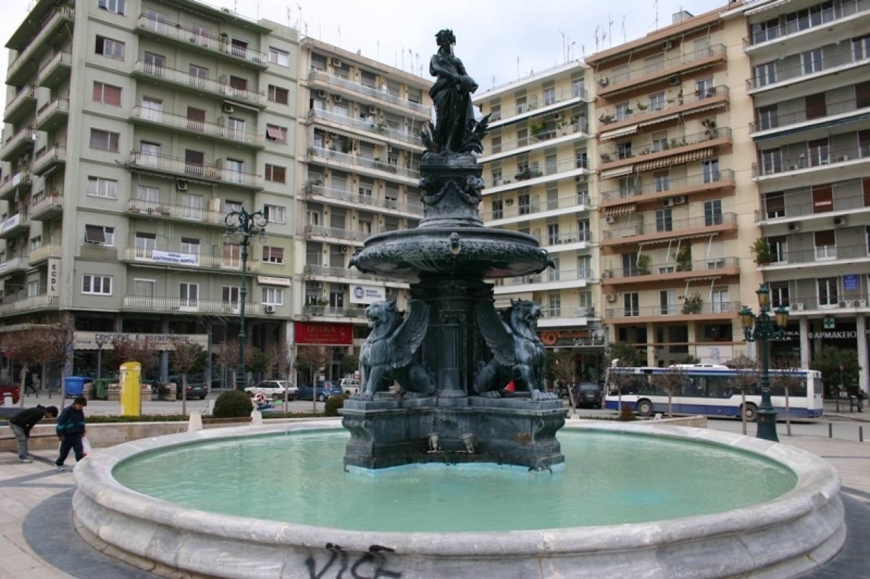 Γυναίκες έβαλαν τις φωνές σε βουλευτή