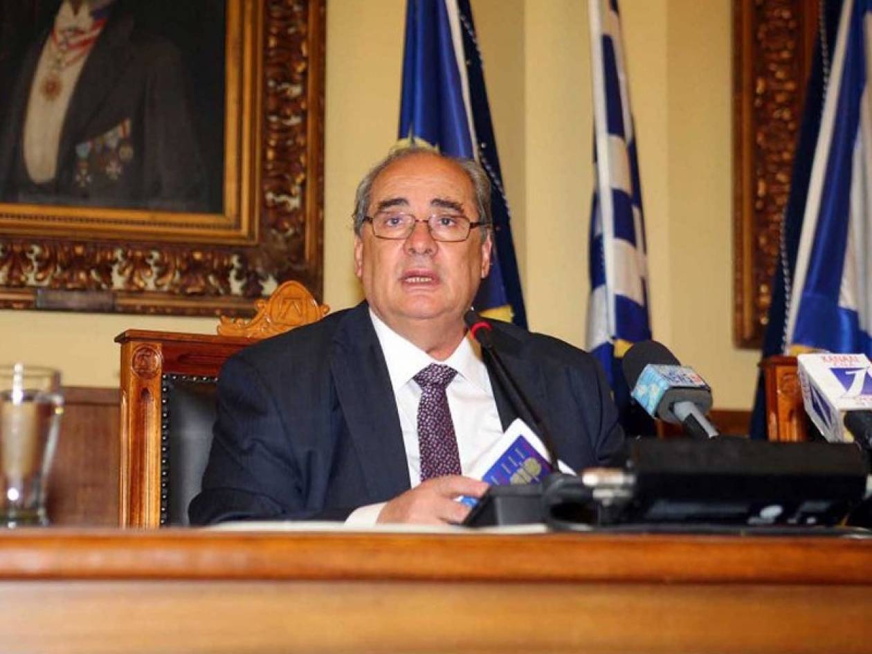 Ο Μιχαλολιάκος κοντά στα παιδιά του Πειραιά