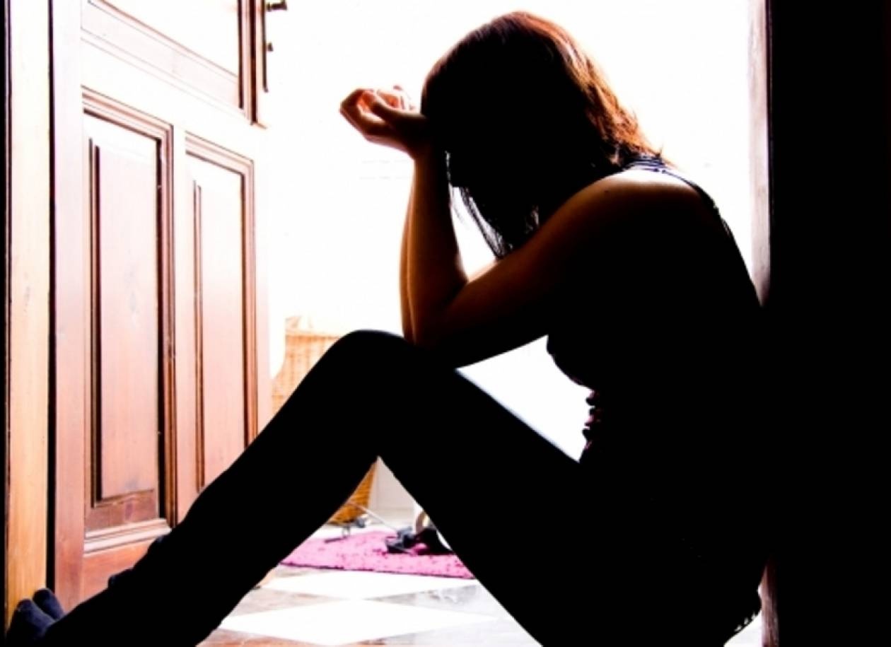 Την εξωθούσε με τη βία στην πορνεία