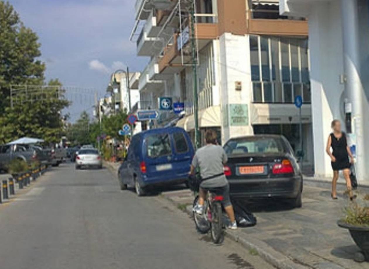 «Φρένο» στο παρκάρισμα στο πεζοδρόμιο