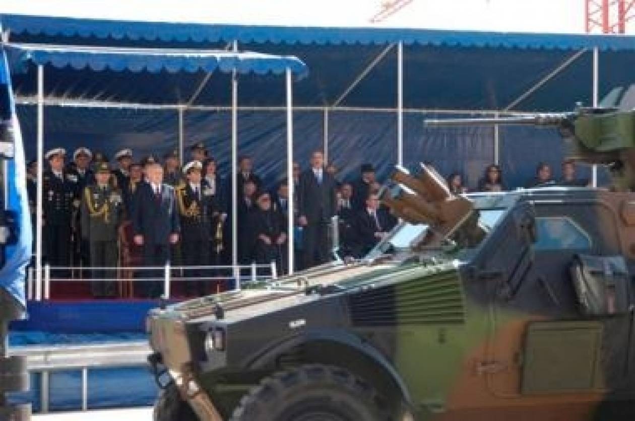 Μούντζωσαν ομαδικά τους επισήμους