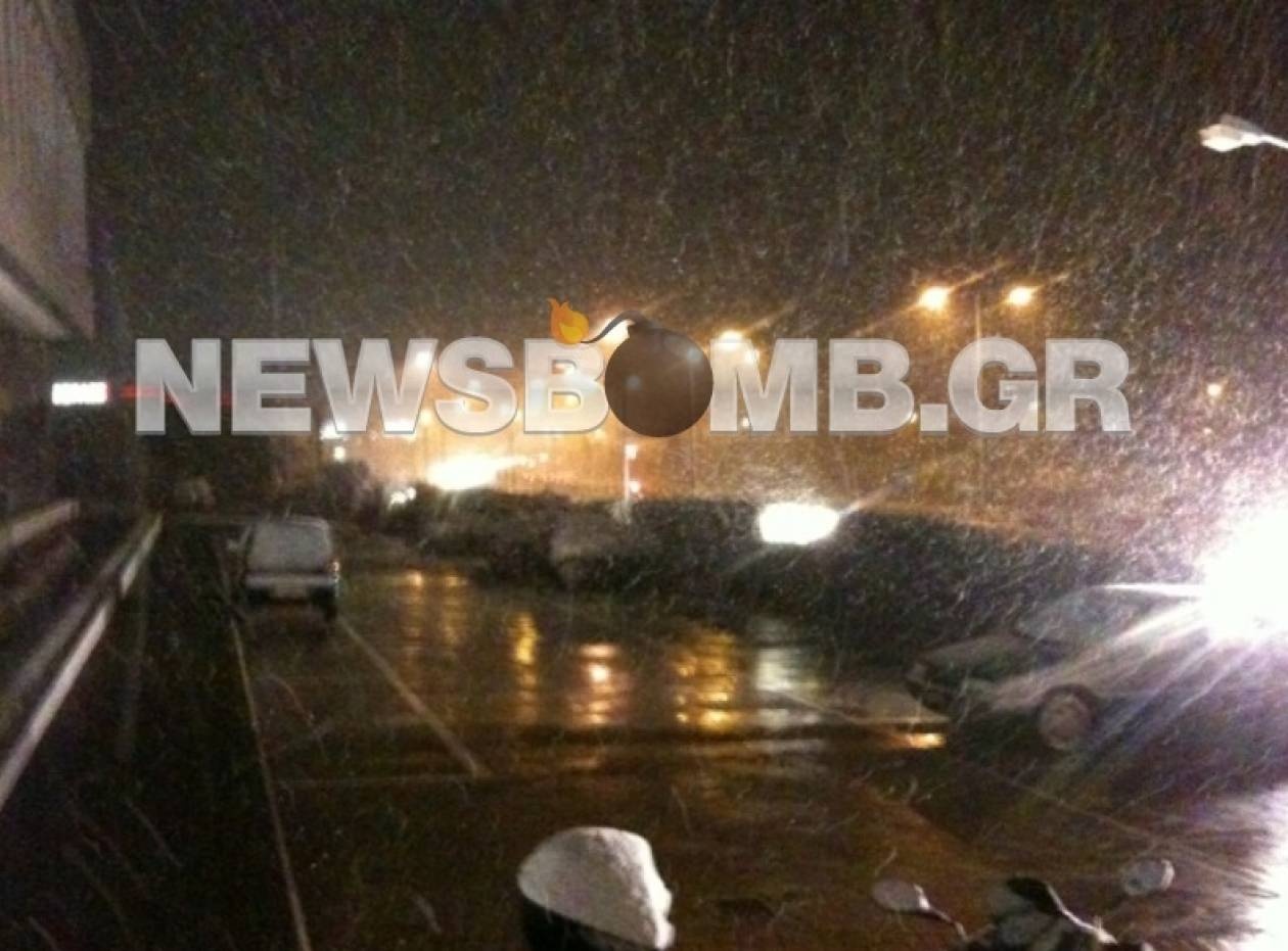 Χιονίζει στα βόρεια της Αθήνας