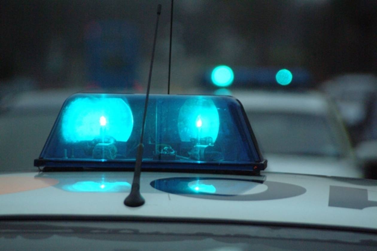 Τη χτύπησε για να την κλέψει