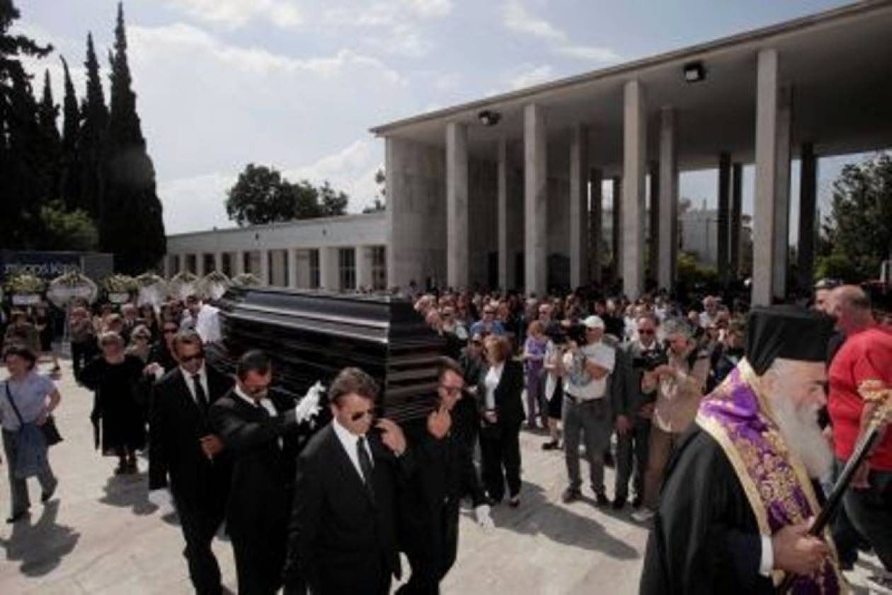 Το τελευταίο αντίο στον Κώστα Καρρά