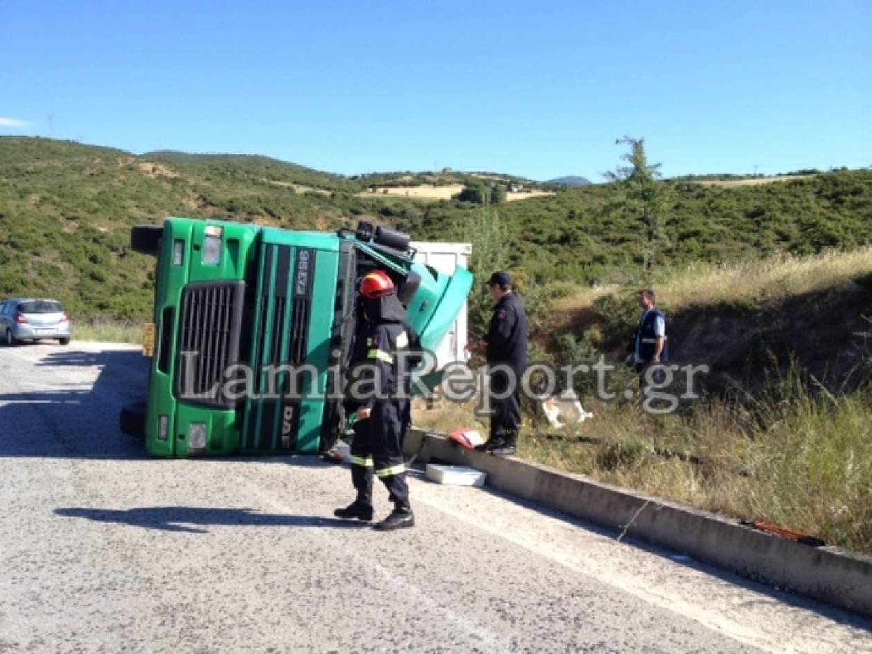 Δίπλωσε νταλίκα έξω από τη Λαμία (ΦΩΤΟ)