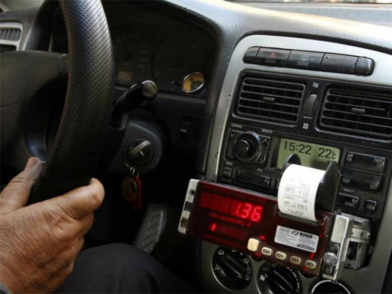 Οδηγός ταξί έκλεβε τους πελάτες