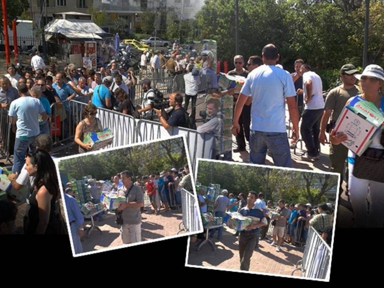Στην ουρά για δωρεάν τρόφιμα