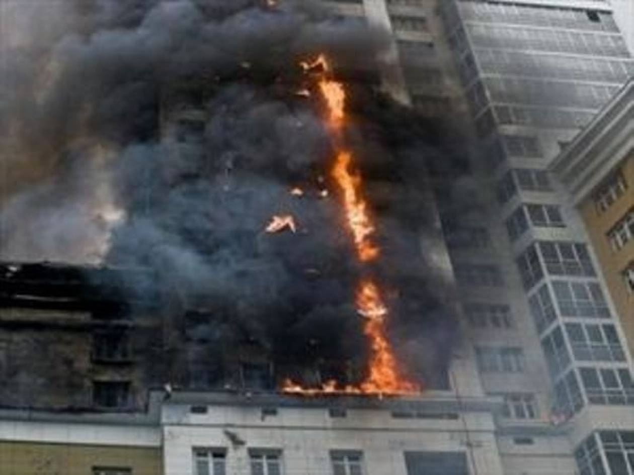 Έπεσε από τον πέμπτο όροφο και σώθηκε!