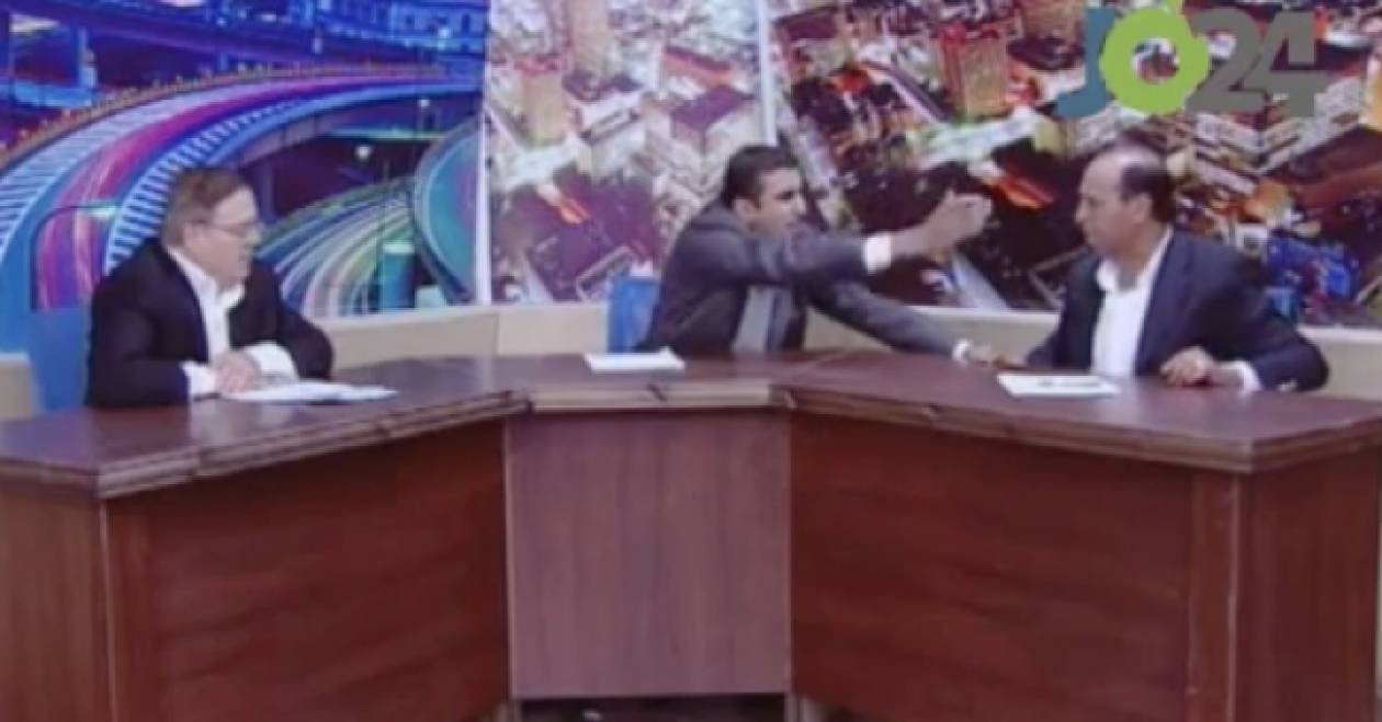 Έβγαλε περίστροφο εν ώρα εκπομπής (vid)