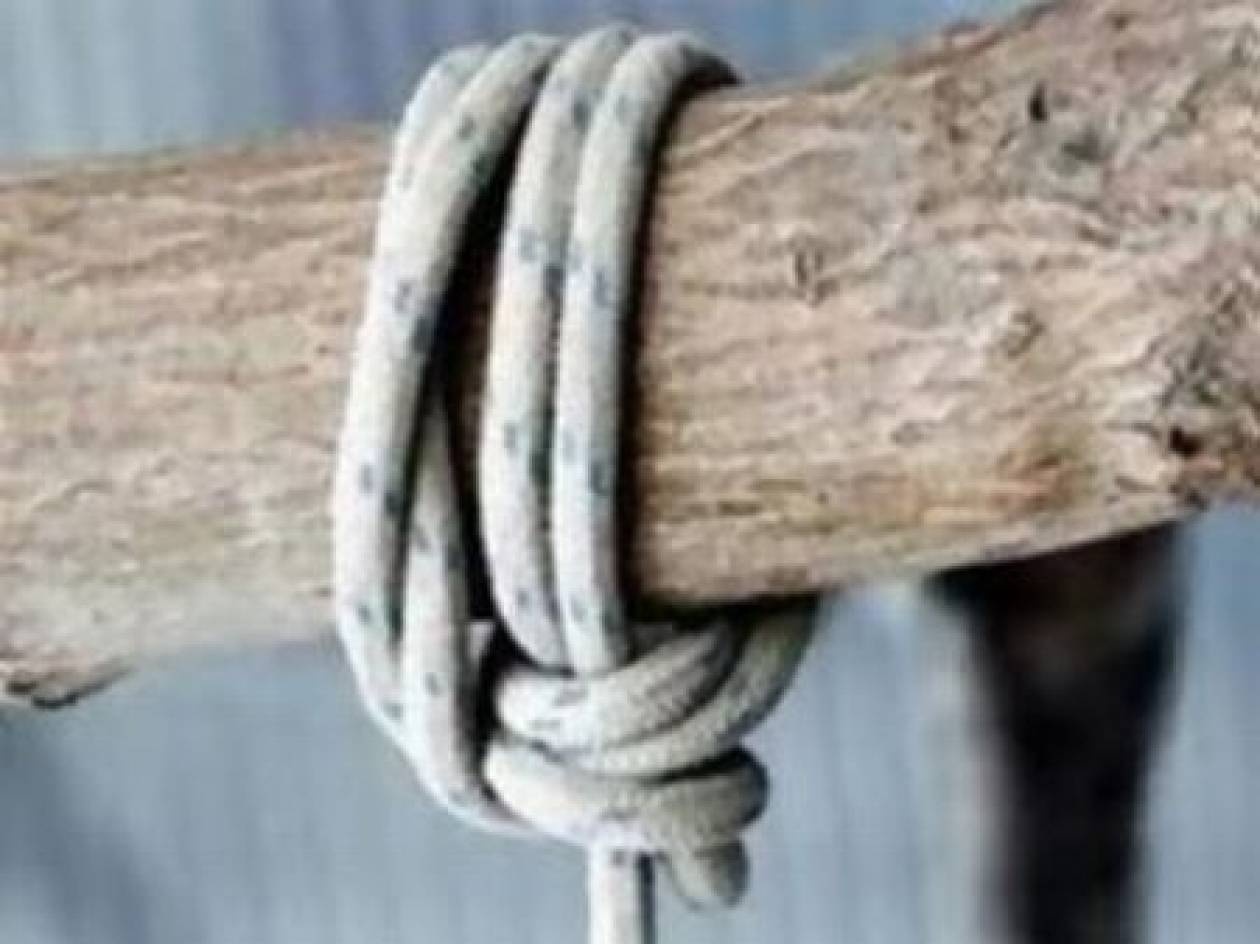 ΣΟΚ! Τον βρήκε κρεμασμένο ο αδελφός του