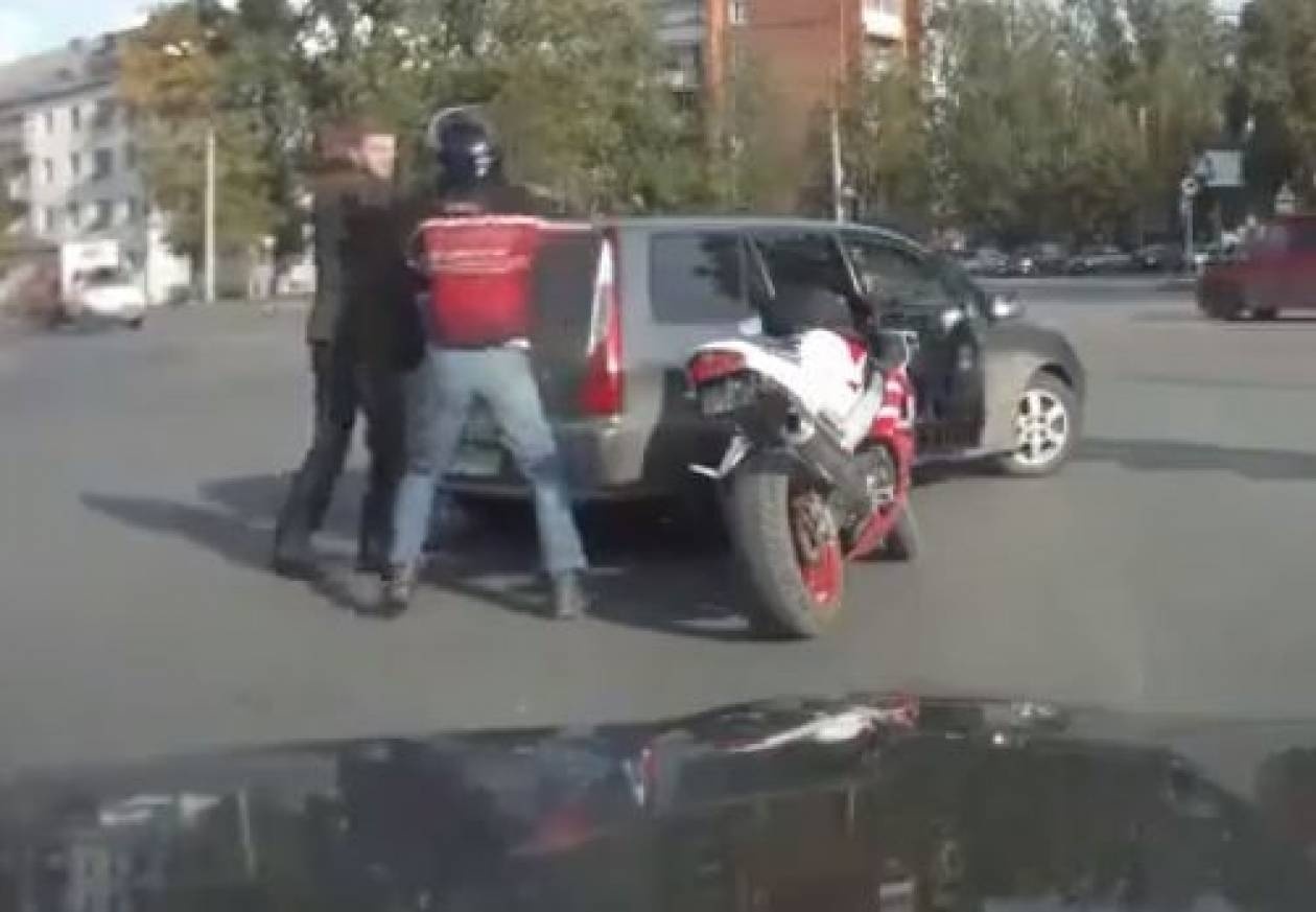 Video: Άγριο ξύλο στη μέση του δρόμου