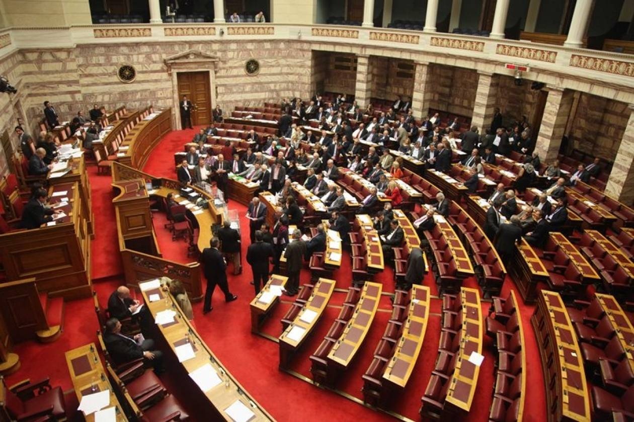 Περικοπές και στο χαρτί στη Βουλή