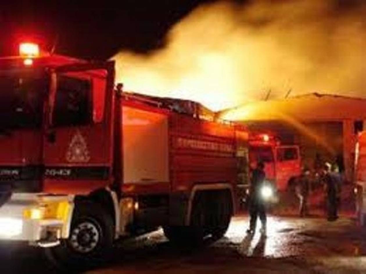 Στις φλόγες ξυλουργείο στη Σαλαμίνα