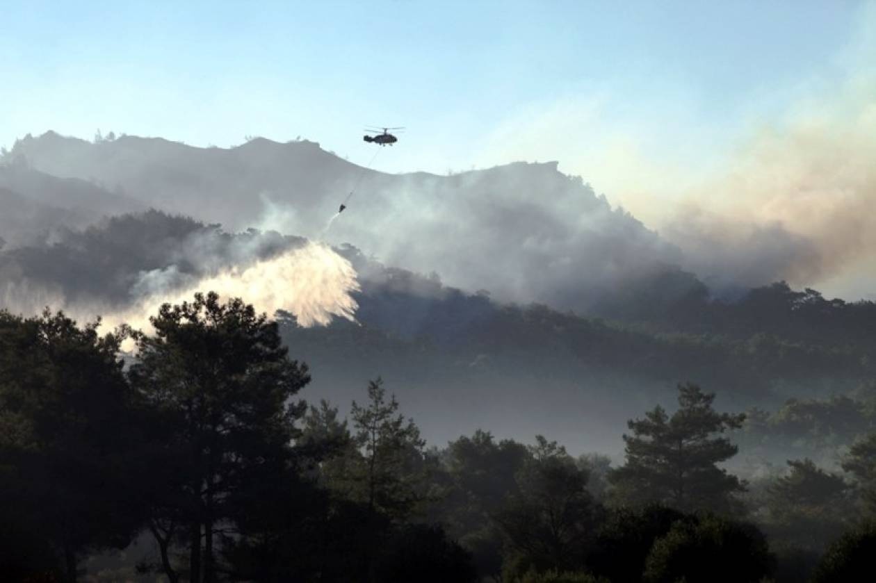 Φωτιά κοντά σε αιολικό πάρκο στη Σητεία