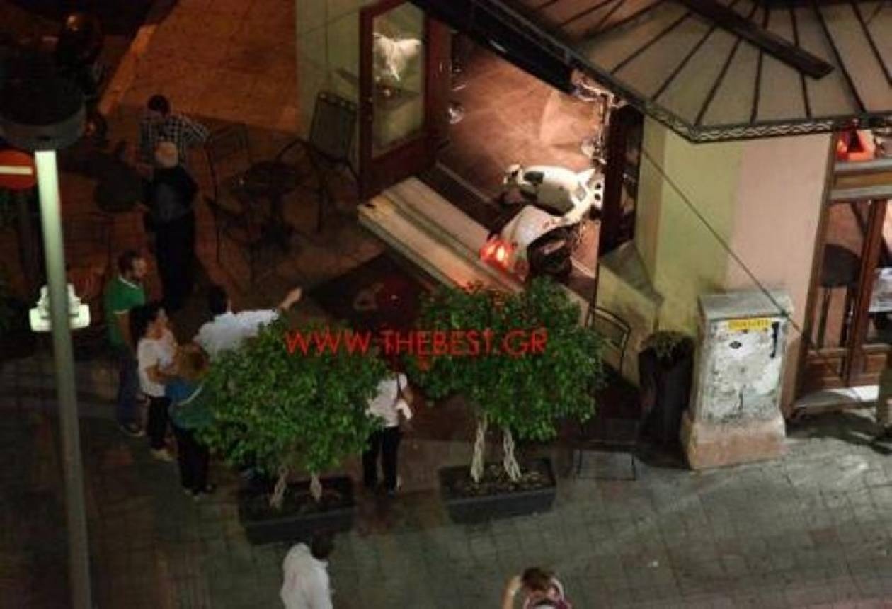 Πάτρα: Μηχανάκι «καρφώθηκε» σε καφετέρια