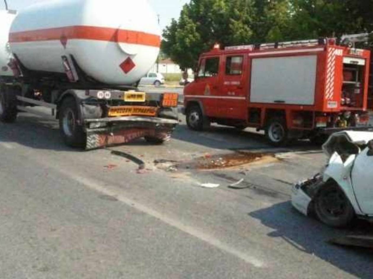 Αχαΐα: Σύγκρουση βυτιοφόρου με Ι.Χ.