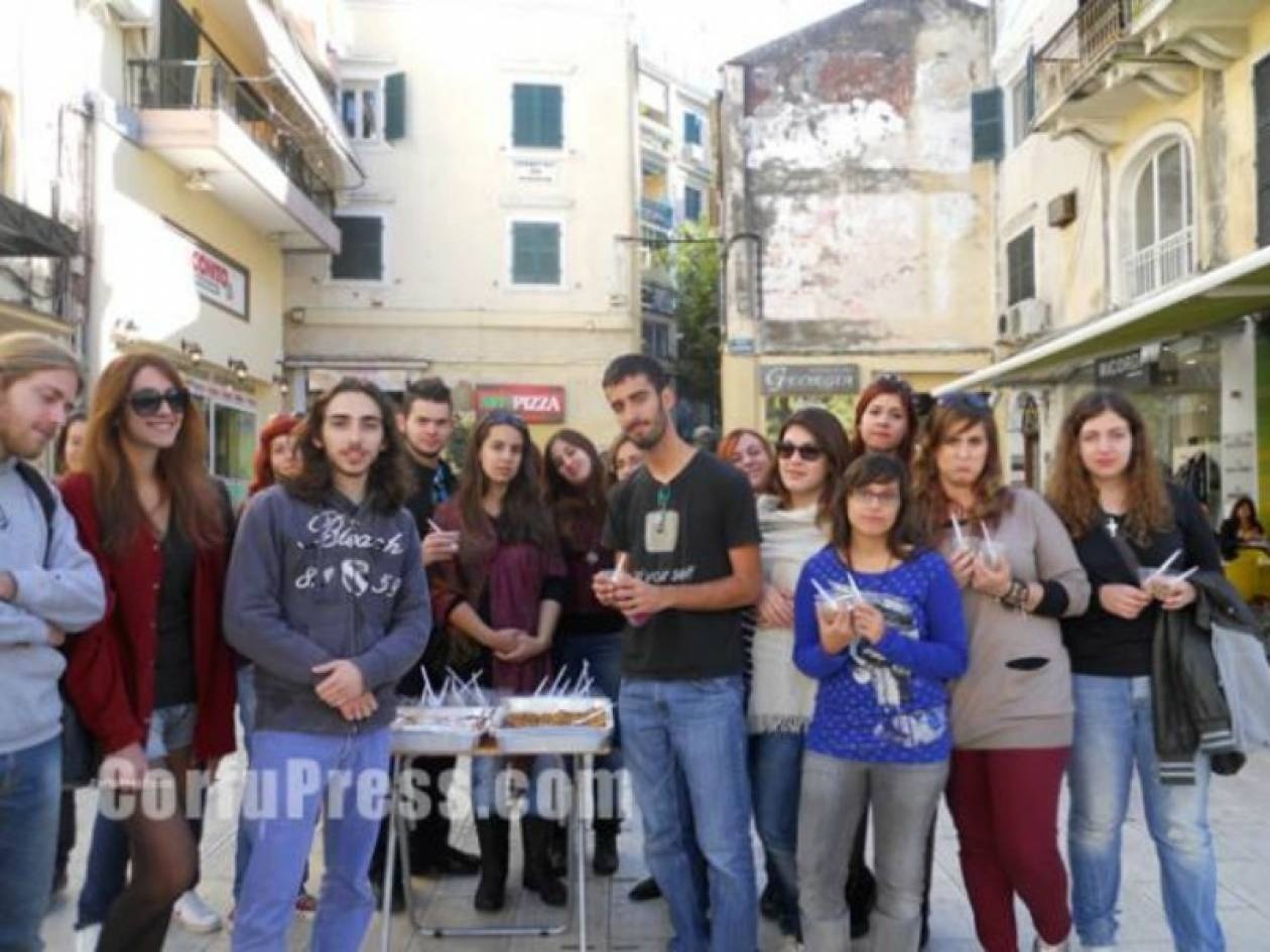 Κέρκυρα: Φοιτητές μοίρασαν κόλυβα (pic)