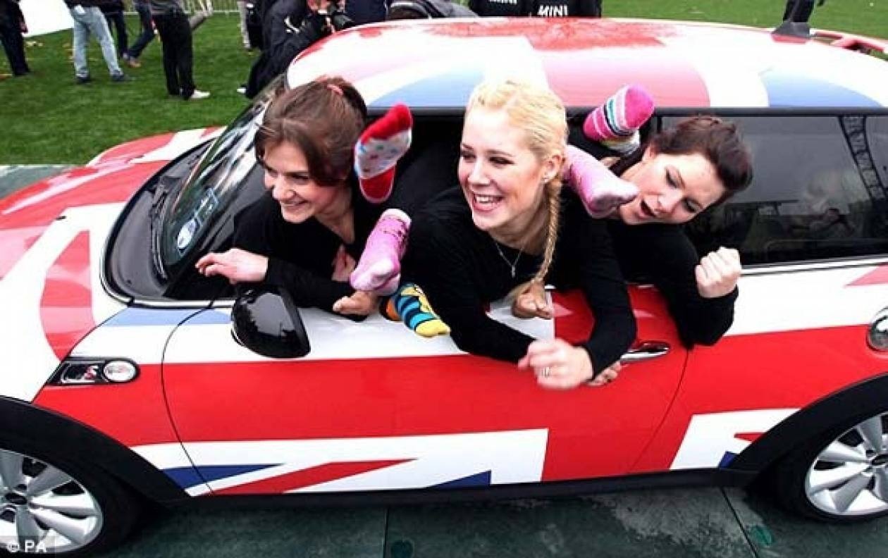 Πόσες γυναίκες χωρά ένα Mini Cooper;