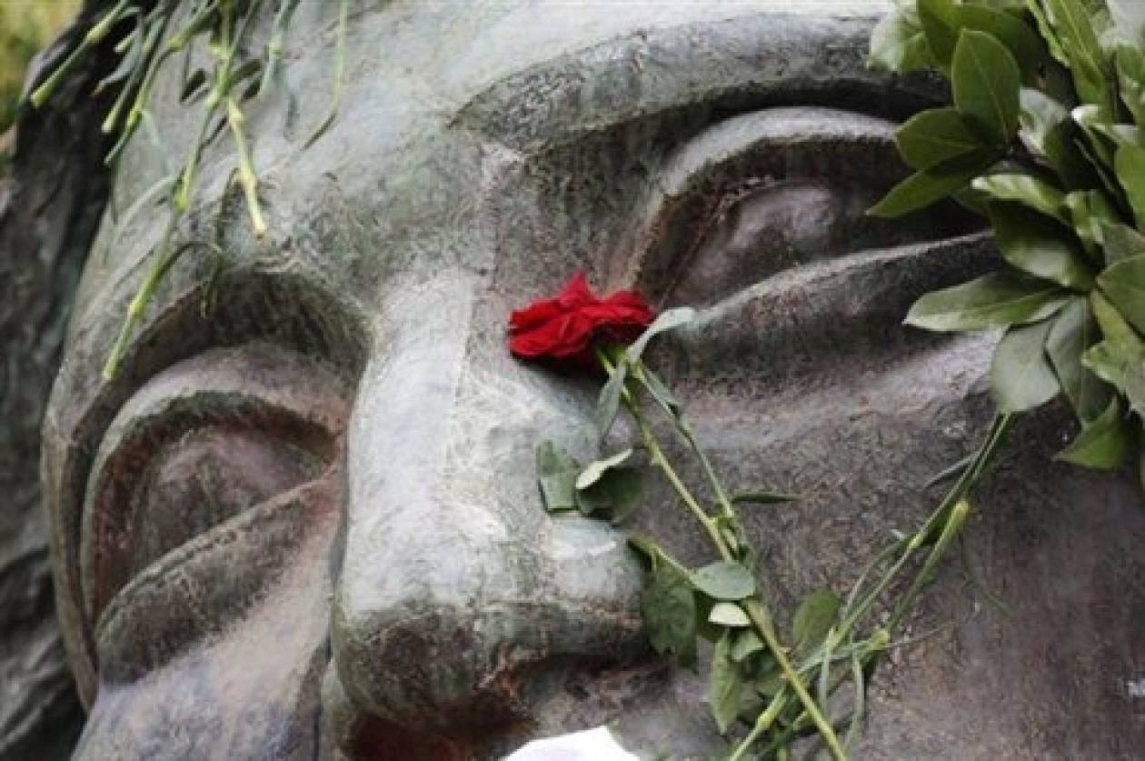 Κατάθεση στεφανιών από ΣΥΡΙΖΑ και ΔΗΜΑΡ