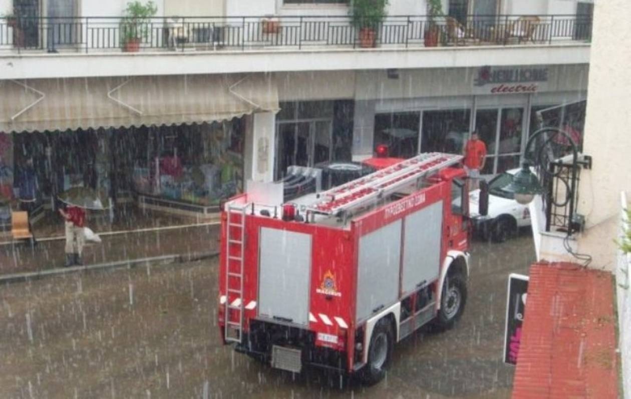 «Πνίγεται» ο Βόλος από τη βροχή