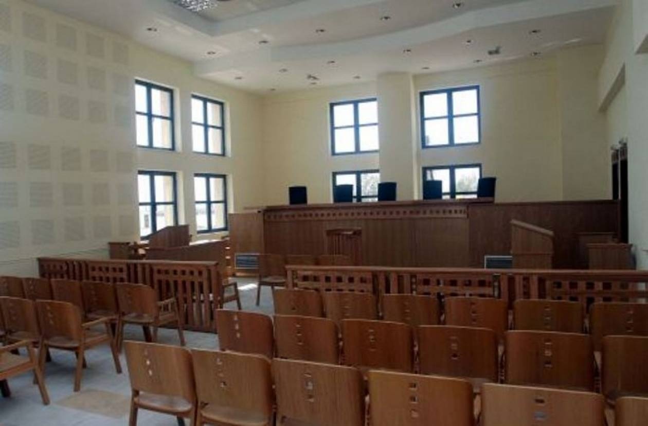 Συνεχίζουν την απεργία οι δικαστικοί