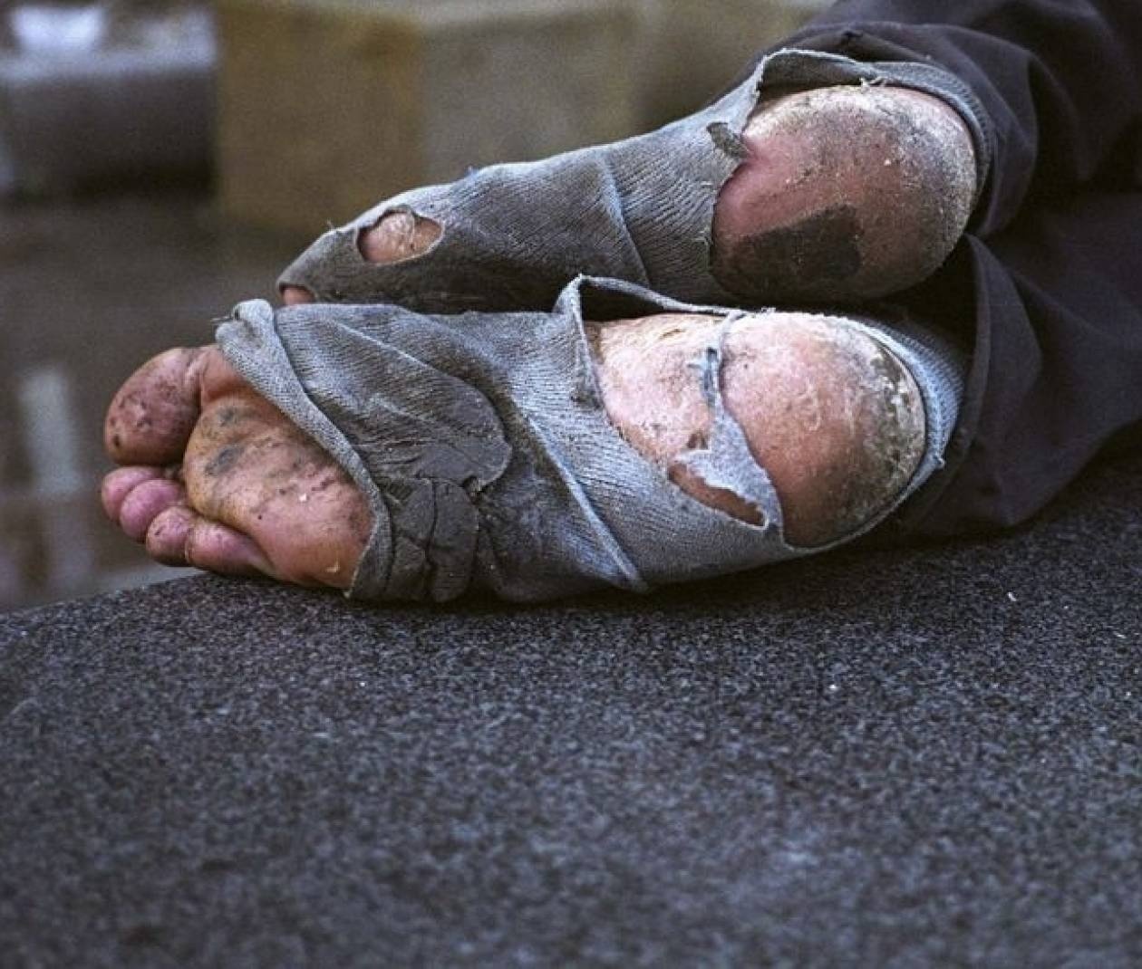Άστεγος πήρε φωτιά από την λάμπα του