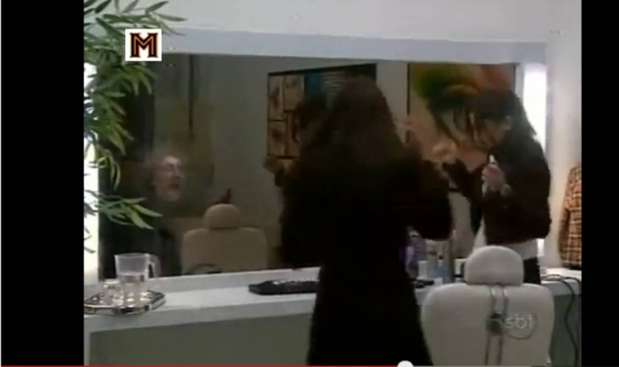 Το φάντασμα πίσω απ’ τον καθρέφτη (Βίντεο)