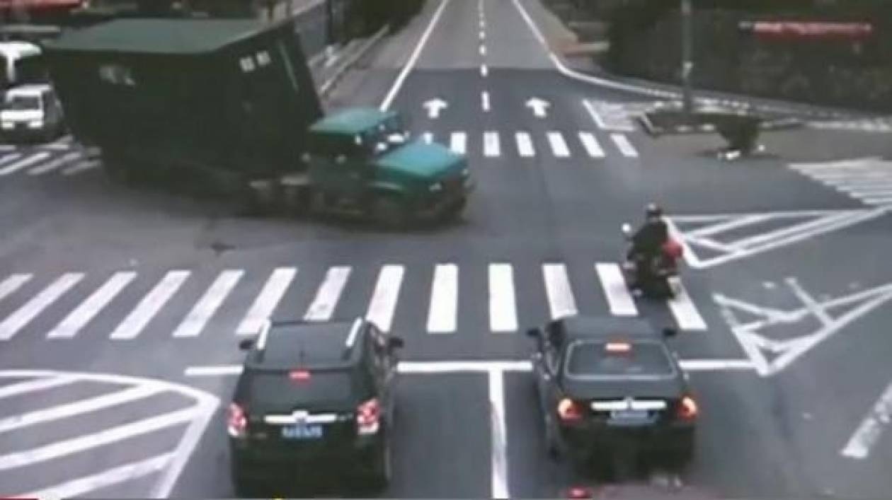 Βίντεο: Σώθηκε για... ένα εκατοστό!
