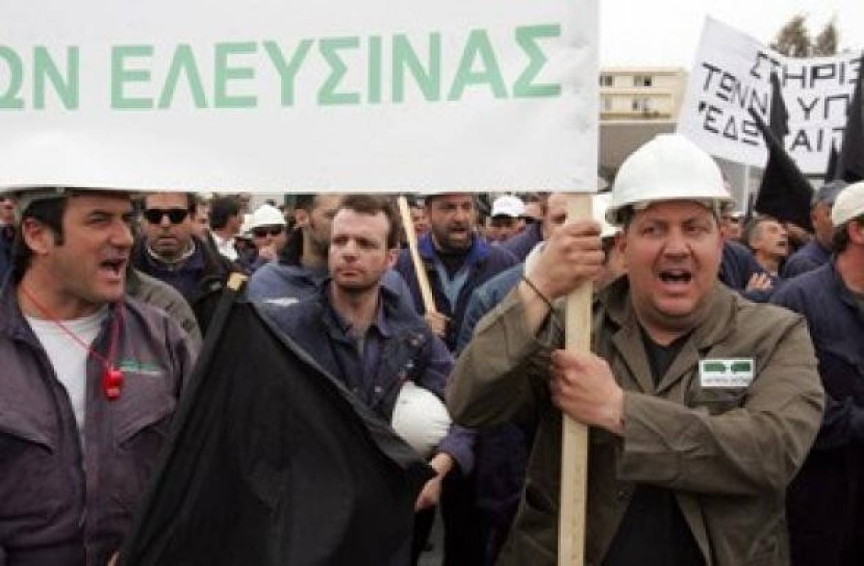ΤΩΡΑ: Έξω από τη Βουλή οι απεργοί