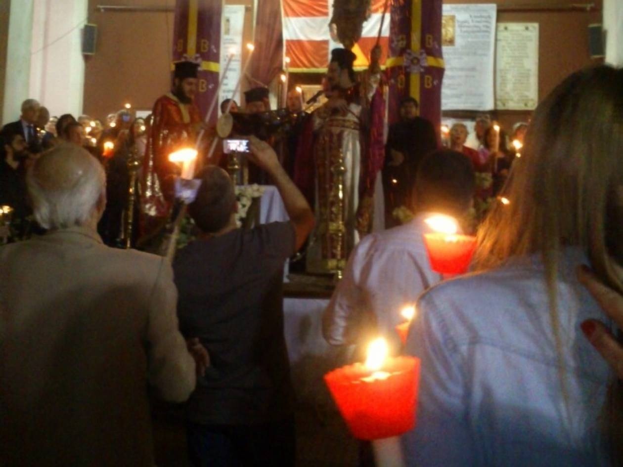 ΠΕΙΡΑΙΑΣ: Ο ιερέας έριχνε βεγγαλικά στο Χριστός Ανέστη! (βίντεο-φωτο)